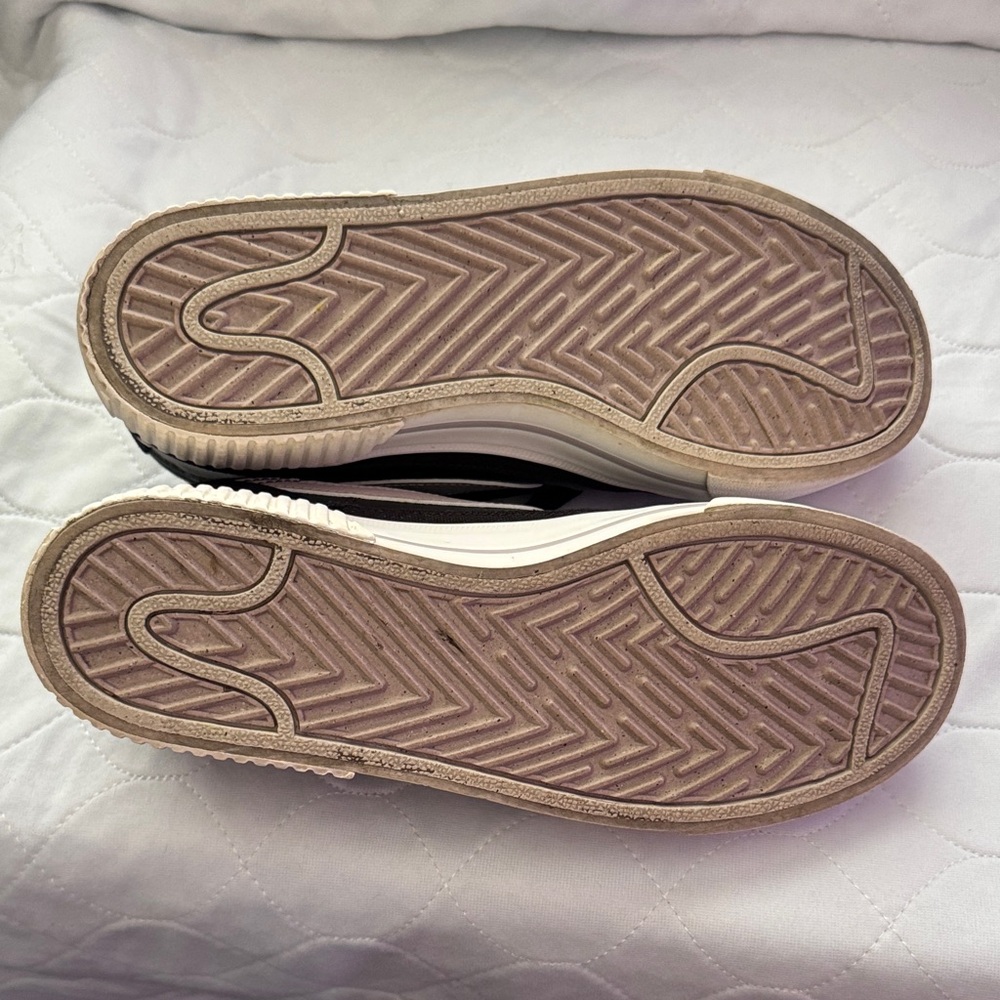 Nike Black and Cream Sneakers - Picture 3 of 3